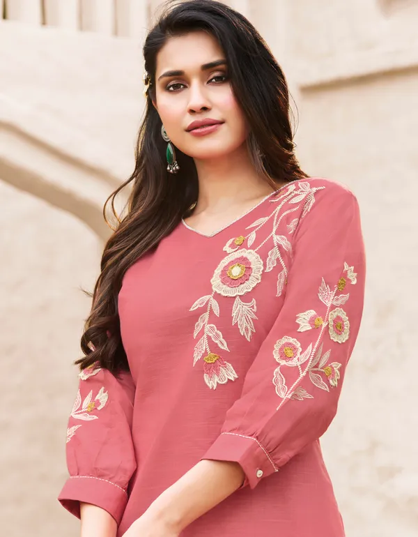 The_Desi_Wardrobe_Dusty_Pink_Straight_Kurta_with_Contrast_Floral_Embroidery