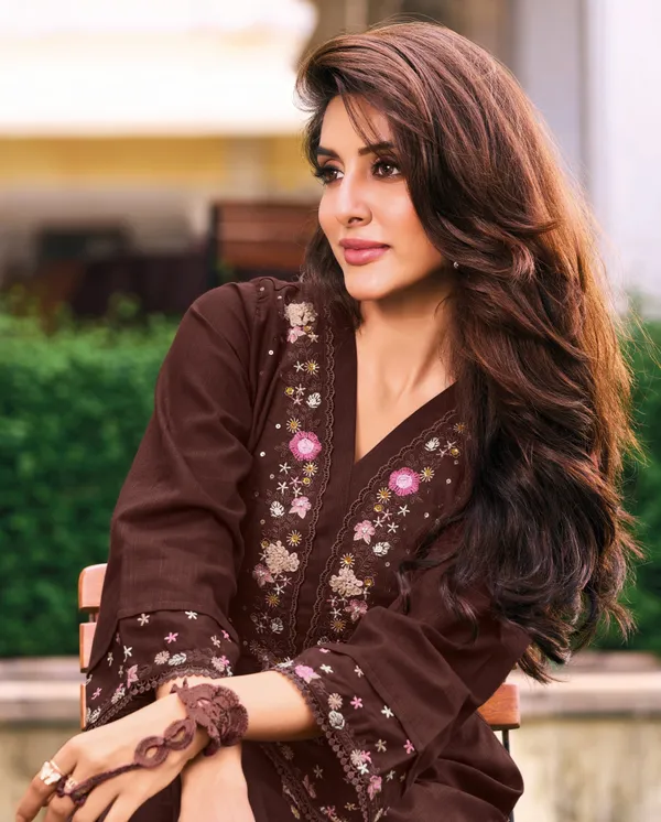Women's_Chocolate_Brown_Embroidered_Premium_Cotton_Linen_Kurta_with_Pant