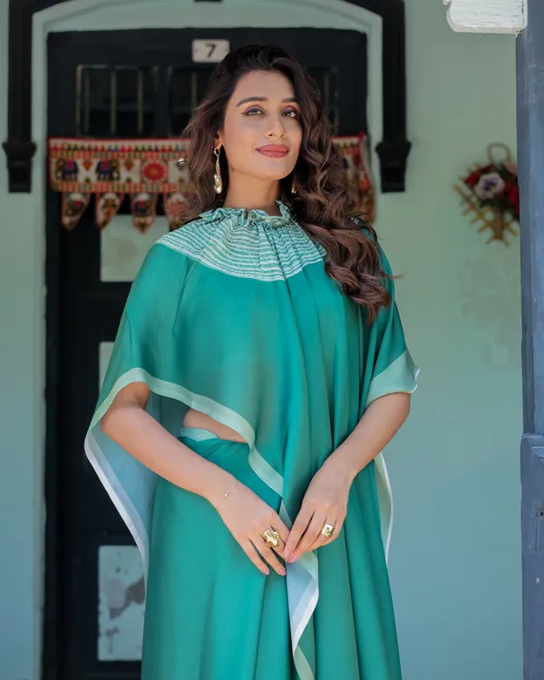 Emerald_Green_Satin_Georgette_Designer_Saree_with_Striped_Mandala_Detail_&_Mint_Textured__Handsfree_Pallu_Loop_With_Unstitched_Blouse