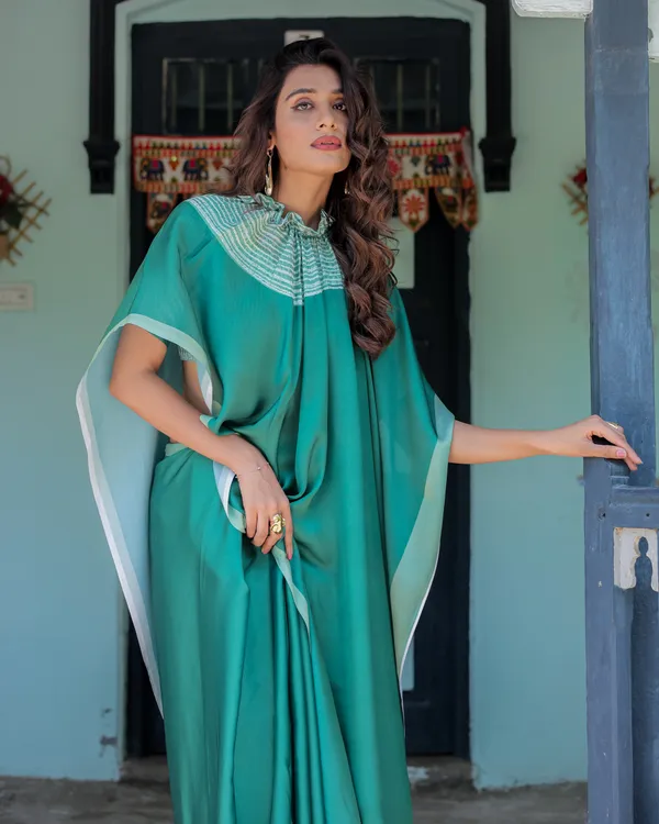 Emerald_Green_Satin_Georgette_Designer_Saree_with_Striped_Mandala_Detail_&_Mint_Textured__Handsfree_Pallu_Loop_With_Unstitched_Blouse