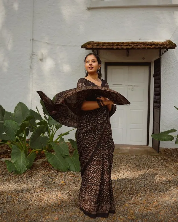 Black_Pure_Cotton_Linen_Saree_Weaved_With_Zari_Comes_With_Tassels_With_Unstitched_Blouse