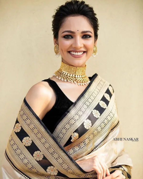 Women's_Premium_Banarasi_Silk_Saree_with_Rich_Zari_Weaving_|_Designer_Wedding_&_Festive_Saree