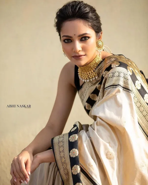 Women's_Premium_Banarasi_Silk_Saree_with_Rich_Zari_Weaving_|_Designer_Wedding_&_Festive_Saree