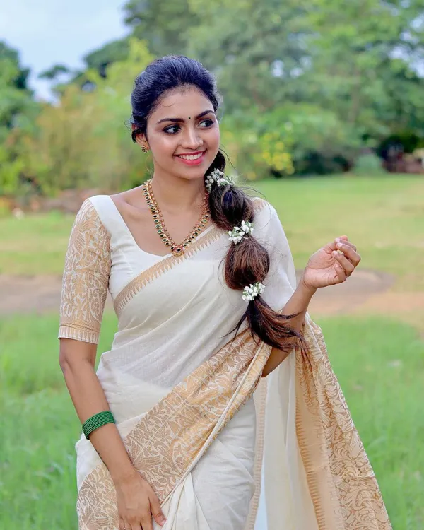 Women's_Premium_Banarasi_Silk_Saree_with_Rich_Zari_Weaving_|_Designer_Wedding_&_Festive_Saree