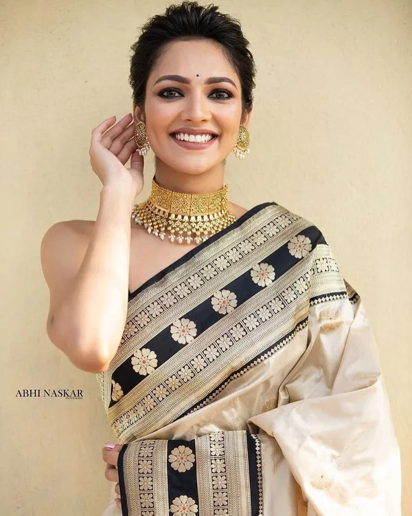 Women's_Premium_Banarasi_Silk_Saree_with_Rich_Zari_Weaving_|_Designer_Wedding_&_Festive_Saree