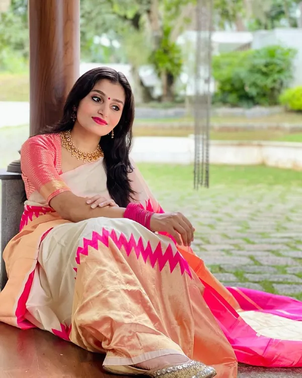 Women's_Premium_Banarasi_Silk_Saree_with_Rich_Zari_Weaving_|_Designer_Wedding_&_Festive_Saree