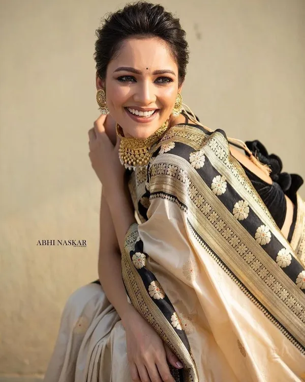 Women's_Premium_Banarasi_Silk_Saree_with_Rich_Zari_Weaving_|_Designer_Wedding_&_Festive_Saree