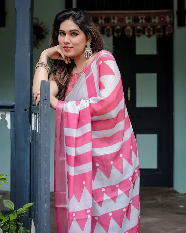 White_and_Pink_Pure_Cotton_Linen_Saree_with_Geometric_Stripes_And_Tassel_Detailing_With_Unstitched_Blouse