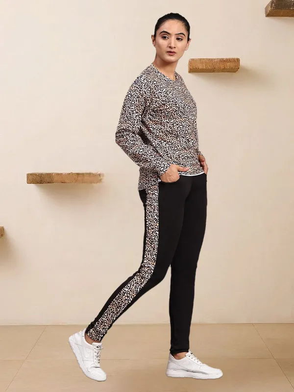 UrbanFlex_Leopard_Activewear_Set_for_Women_–_Printed_Gym_&_Running_Wear_with_Pocket
