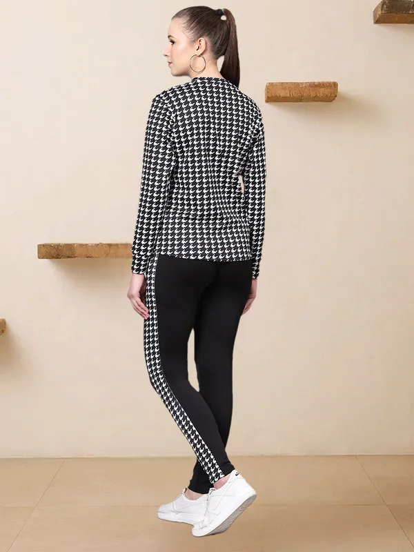 UrbanFlex_Women’s_Black_&_White_Houndstooth_Activewear_Set_|_Full-Sleeve_Gym_&_Running_Wear_with_Dual_Side_Pockets