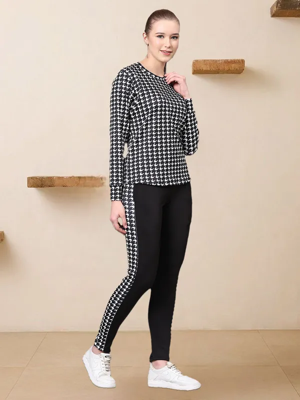 UrbanFlex_Women’s_Black_&_White_Houndstooth_Activewear_Set_|_Full-Sleeve_Gym_&_Running_Wear_with_Dual_Side_Pockets