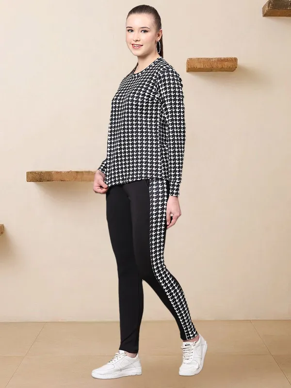 UrbanFlex_Women’s_Black_&_White_Houndstooth_Activewear_Set_|_Full-Sleeve_Gym_&_Running_Wear_with_Dual_Side_Pockets