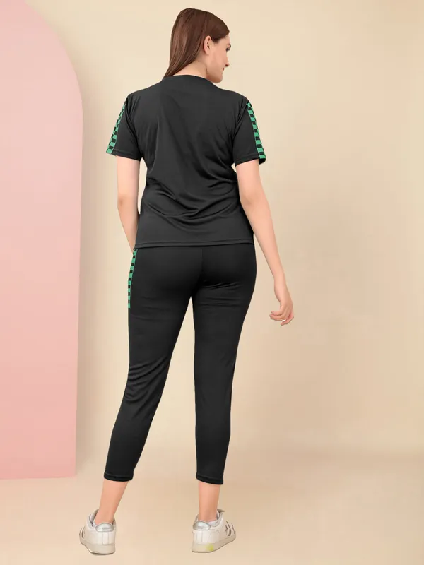Women’s_Casual_Activewear_Co-Ord_Set_with_Checkered_Side_Panels_–_T-Shirt_&_Capri_Pants