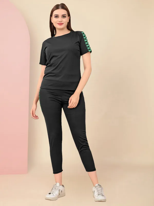 Women’s_Casual_Activewear_Co-Ord_Set_with_Checkered_Side_Panels_–_T-Shirt_&_Capri_Pants