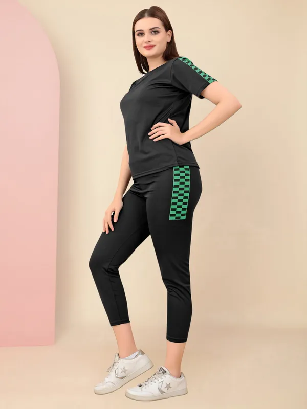 Women’s_Casual_Activewear_Co-Ord_Set_with_Checkered_Side_Panels_–_T-Shirt_&_Capri_Pants