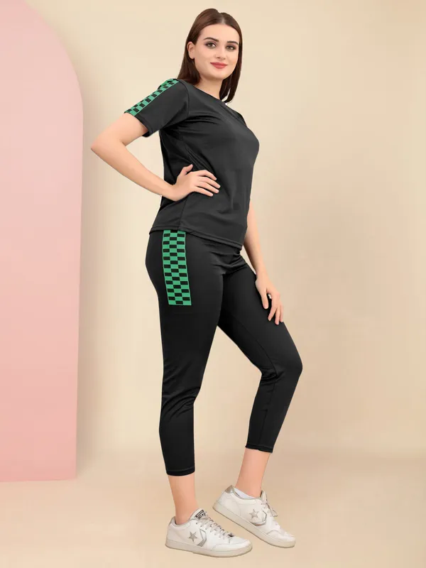 Women’s_Casual_Activewear_Co-Ord_Set_with_Checkered_Side_Panels_–_T-Shirt_&_Capri_Pants