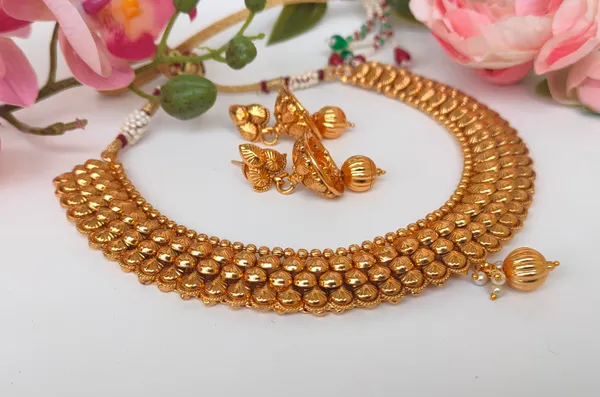 Golden_Alloy_Metallic_Necklace_&_Earrings_Set_For_Women