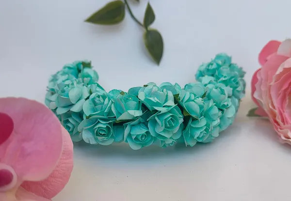 Aquamarine_Blue_Rose_Gajra