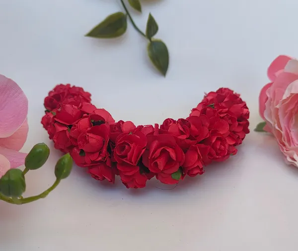 Red_Paper_Rose_Gajra