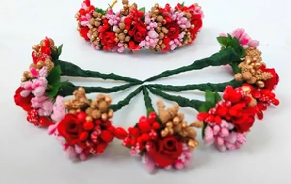 Multicolor_Bridal_Hair_Gajra_with_brooches