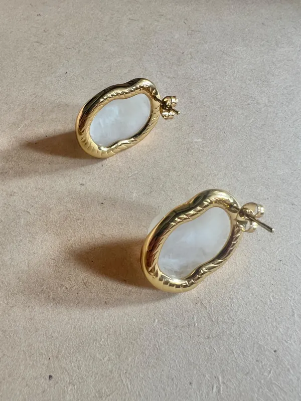 Gold_&_Ivory_Ivory_Glow_Studs_For_Women