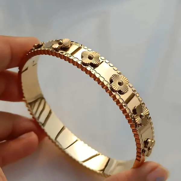 Gold_Clovere_Bracelet_For_Women