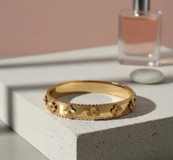 Gold_Clovere_Bracelet_For_Women