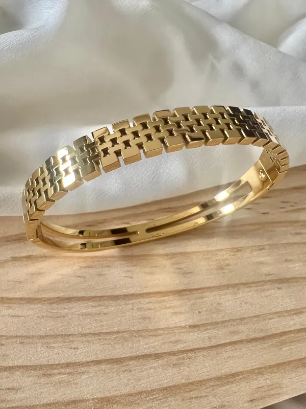 Gold_Auric_Flow_Bracelet_For_Women