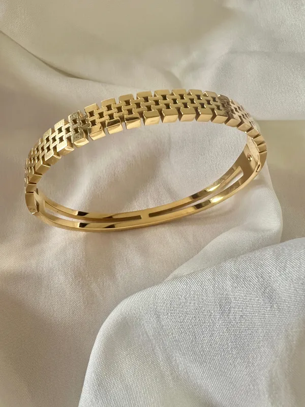 Gold_Auric_Flow_Bracelet_For_Women