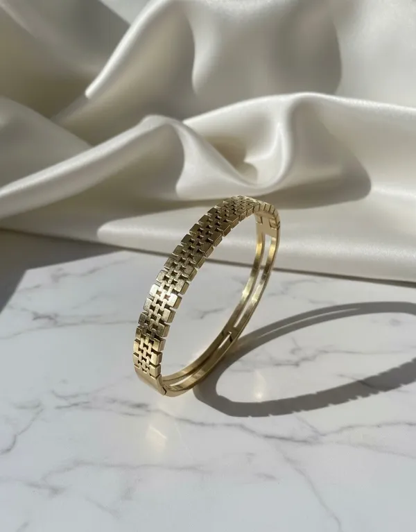 Gold_Auric_Flow_Bracelet_For_Women