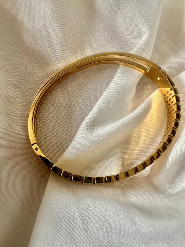 Gold_Auric_Flow_Bracelet_For_Women