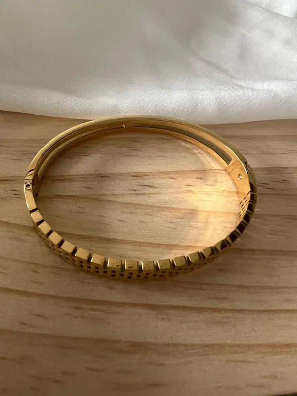Gold_Auric_Flow_Bracelet_For_Women