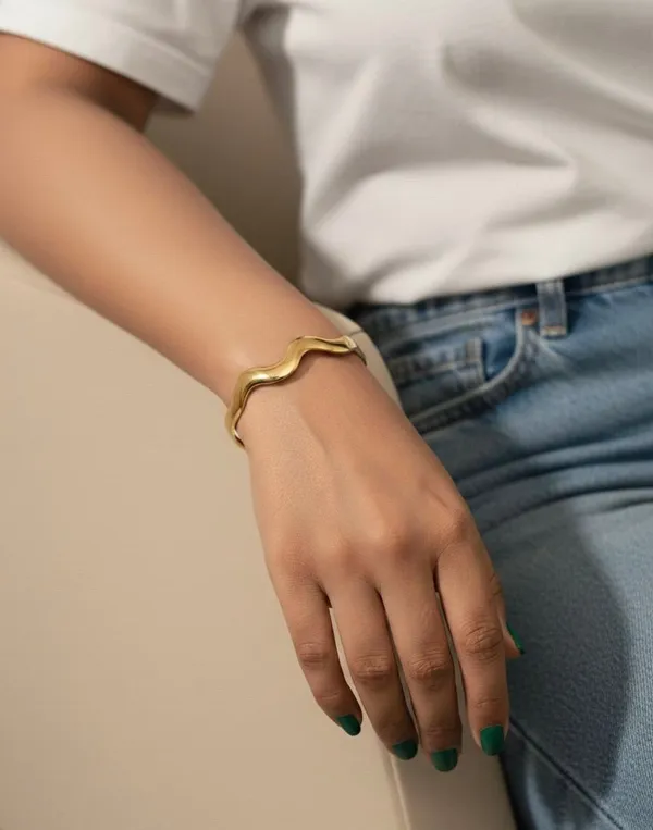 Gold_Lustra_Wave_Bracelet_For_Women