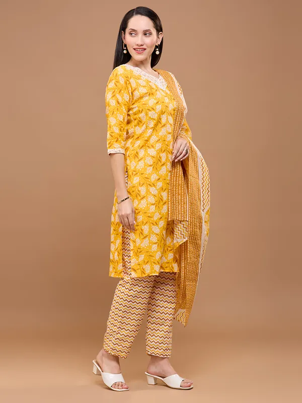Yellow_&_White_Cotton_Floral_Printed_Kurta_Set_With_Dupatta_For_Women