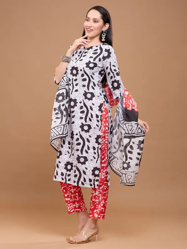 Black,_White_&_Red_Printed_Cotton_Floral_Printed_Notch_Neck_Straight_Kurta_With_Trousers_And_Dupatta_For_Women