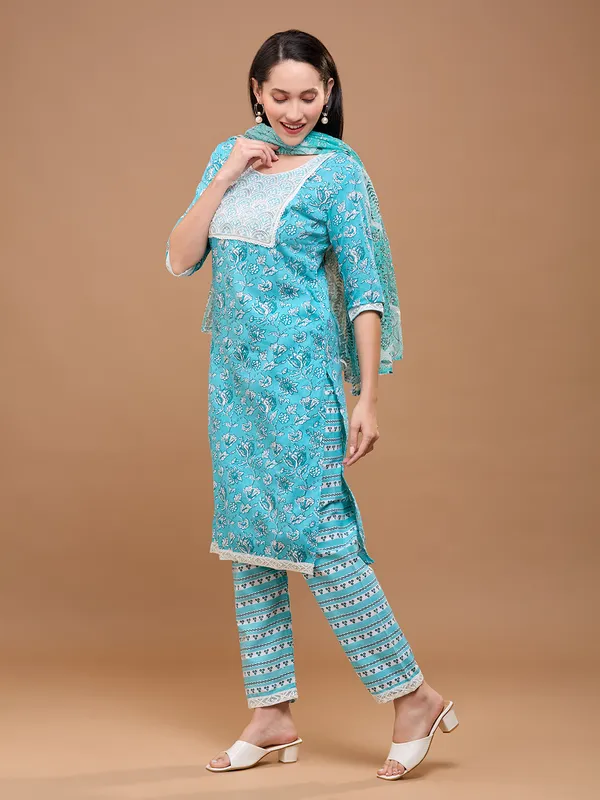 Turquoise_Blue_Cotton_Floral_Printed_Kurta_Set_With_Dupatta_For_Women