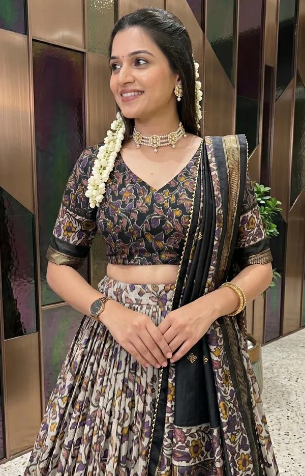 Black_Dola_Silk_Premium_&_Elegant_Patola_Print_With_Foil_Work_Lehenga_Choli_For_Women_&_Girls