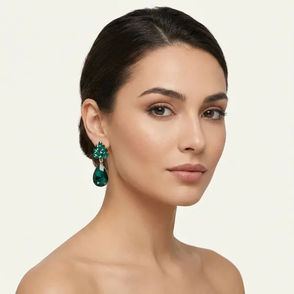 Elegant_Emerald_Green_Crystal_Drop_Earrings