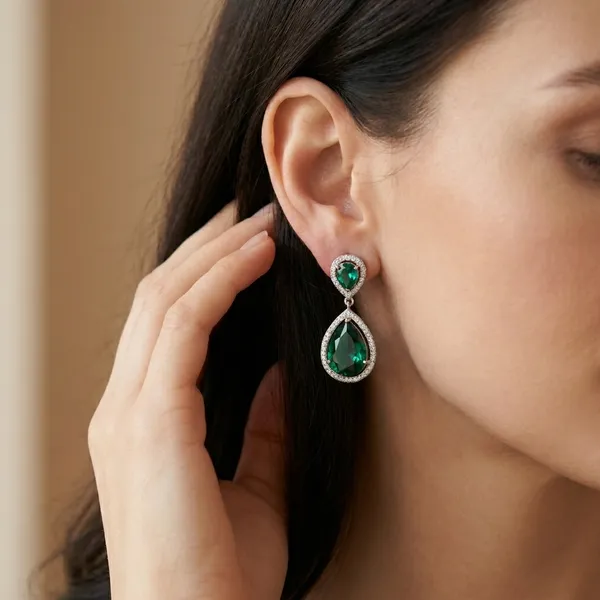 Elegant_Emerald_Green_Teardrop_Crystal_Earrings