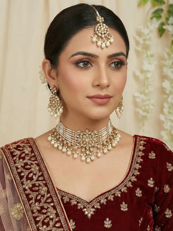 Floral_Motif_Kundan_Choker_Set_with_Pearl_Drop_Earrings_&_Tikka
