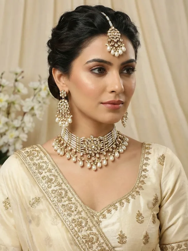 Floral_Motif_Kundan_Choker_Set_with_Pearl_Drop_Earrings_&_Tikka