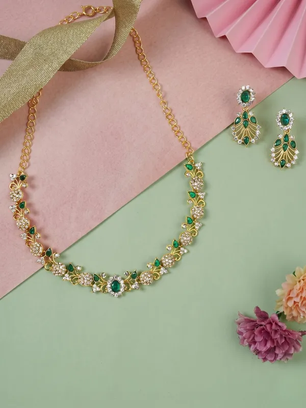Floral_pattern_Jewellery_set_in_Kundan_and_Immitation_Diamonds_in_Green