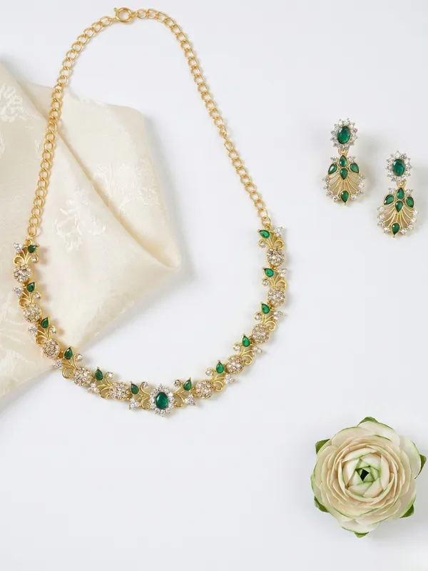 Floral_pattern_Jewellery_set_in_Kundan_and_Immitation_Diamonds_in_Green