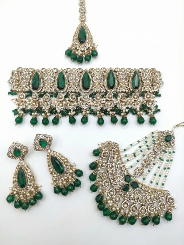 Royal_Emerald_Green_&_Gold_Bridal_Choker_Set_with_Maang_Tikka,_Jhumka_&_Jhoomer_(Passa)