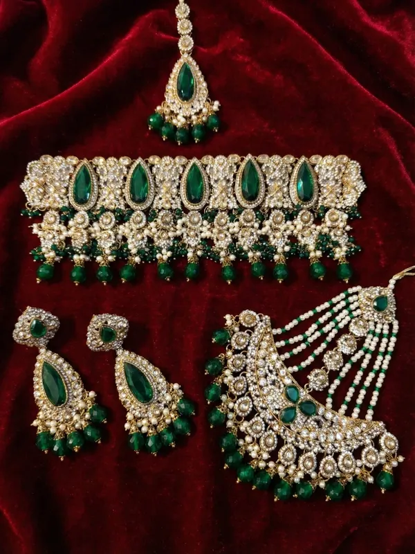 Royal_Emerald_Green_&_Gold_Bridal_Choker_Set_with_Maang_Tikka,_Jhumka_&_Jhoomer_(Passa)