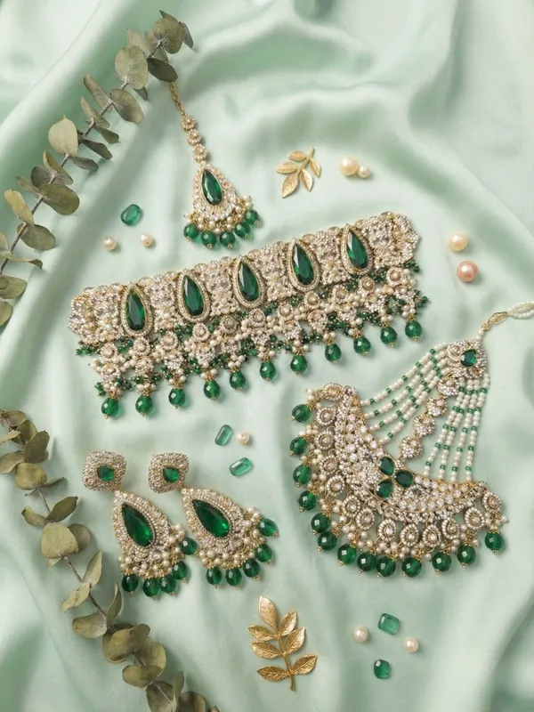 Royal_Emerald_Green_&_Gold_Bridal_Choker_Set_with_Maang_Tikka,_Jhumka_&_Jhoomer_(Passa)