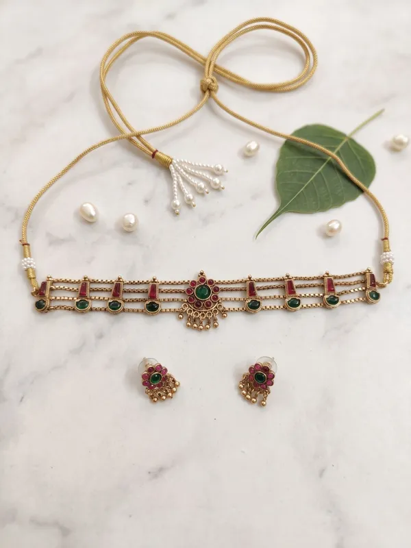 Sleek_Traditional_Elakkathali_Style_Choker_&_Matching_Stud_Earrings_Set