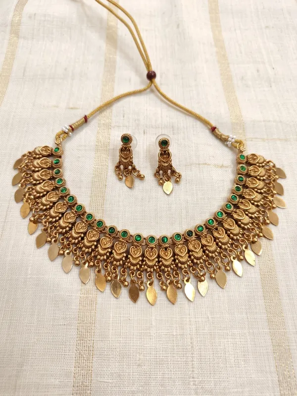 Traditional_Antique_Gold-Plated_Elakkathali_necklace_Set_with_Green_kundan