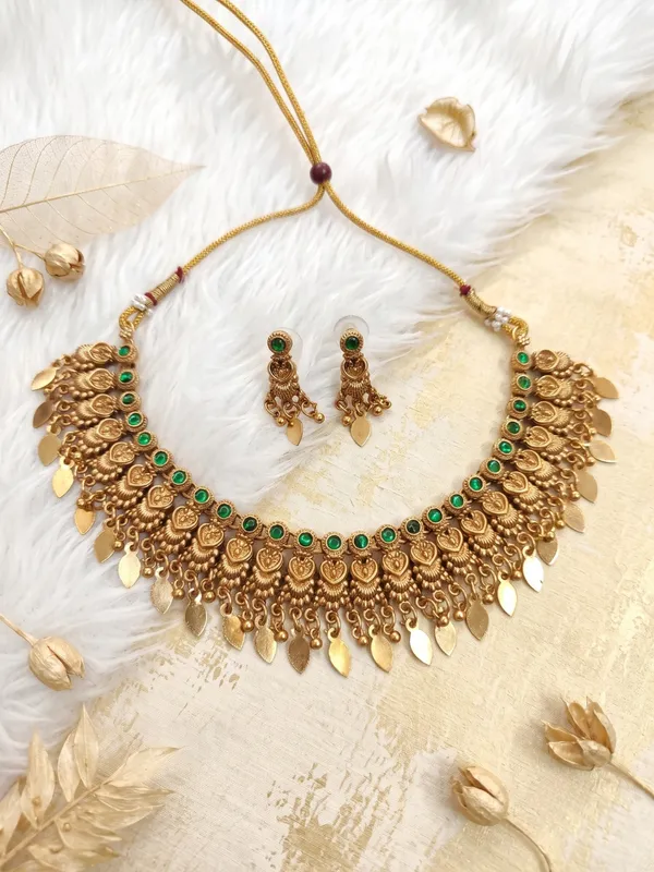 Traditional_Antique_Gold-Plated_Elakkathali_necklace_Set_with_Green_kundan