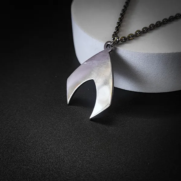 Steel_White_Dc_Universe_Aquaman_Inspired_Metal_Pendant_(12_Inch)